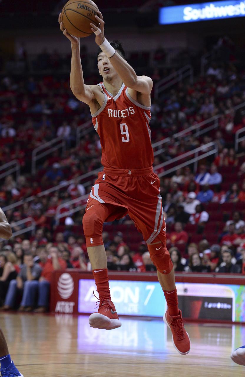 周琦正式加盟NBA球队休斯敦火箭，成为首位中国球员征战NBA